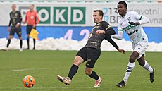 Karvinský úto�ník Abdallah Gning sleduje p�ihrávku královehradeckého Vladimíra...