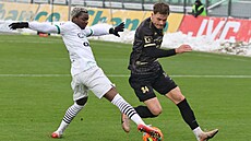 Karvinský zálo�ník Emmanuel Ayaosi (vlevo) v souboji s královehradeckým Jakubem...