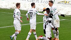 Fotbalisté Karviné se radují z vyrovnávacího gólu.