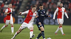 Slávistický zálo�ník Luká� Provod (vlevo) napadá rozehrávku Bilbaa.