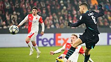 Zálo�ník Bilbaa Oihan Sancet zakon�uje v utkání se Slavií.