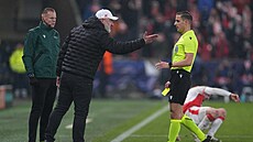 Slávistický trenér Jind�ich Trpi�ovský diskutuje s rozhod�ím Rum�asem b�hem...