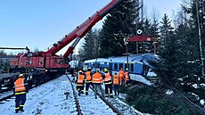 Vlak �eských drah v sobotu ráno vykolejil na p�eshrani�ní trati z Karlových...
