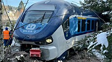 Vlak �eských drah v sobotu ráno vykolejil na p�eshrani�ní trati z Karlových...