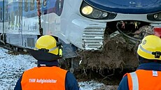 Vlak �eských drah v sobotu ráno vykolejil na p�eshrani�ní trati z Karlových...