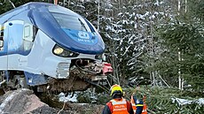 Vlak �eských drah v sobotu ráno vykolejil na p�eshrani�ní trati z Karlových...