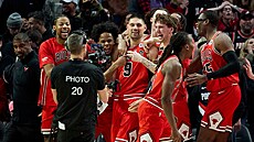 Basketbalisté Chicago Bulls slaví vít�znou trojku Nikoly Vu�evi�e (9) v hale...