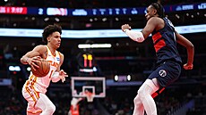 Jalen Johnson (1) z Atlanta Hawks nají�dí v zápase s  Washington Wizards, hlídá...