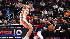 C. J. McCollum (3) z Washington Wizards jde do nájezdu v zápase s Atlanta...