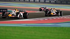 Liam Lawson (vlevo) a Isack Hadjar z Racing Bulls  b�hem tréninku na Velkou...