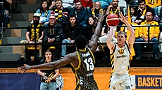 Jakub �urý z Písku st�ílí na opavský ko�, brání Clevon Brown Jr.