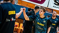 P�emysl Dubový z Opavy nastupuje p�ed zápasem.