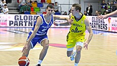 �eský basketbalista Richard Bálint (vlevo) mí�í ke �védskému ko�i kolem Tobiase...