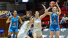 Elizabete Bulaneová z Trutnova st�ílí na chomutovský ko�, brání ji Adéla...