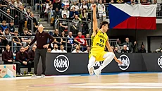 �védský basketbalista Olle Lundqvist nad �eskou palubovkou