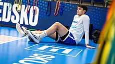 �eský basketbalista Martin Svoboda se chystá na zápas.