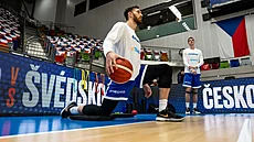 �eský basketbalista James Kárník se chystá na zápas.