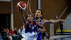 Ross Williams (vlevo) z Brna obe�el Rubina Jonese ze Slavie.