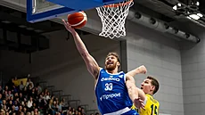 �eský pivot James Kárník zakon�uje na ko� �védska p�es Mattiase Markussona.