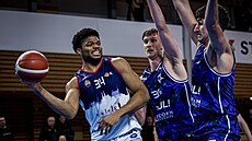 Kevin Kalu (vlevo) z Brna přihrává v zápase se Slavií, brání ho Petr Macháč...