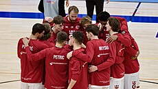 Královéhrade�tí basketbalisté se hecují p�ed zápasem.