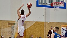 Matija Popovi� z Hradce Králové zakon�uje na ústecký ko�.