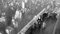 V roce 1947 nechalo m�sto v 86. pat�e Empire State Building p�id�lat zábrany,...