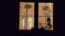 D�ti, které hledaly v Chrástu u Plzn� �íslo 11, vyhlí�el v okn� sn�hulák.