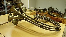 Historické hudební nástroje ze zkrachovalé firmy Amati Kraslice