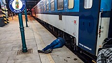 Opilý fotbalový fanou�ek z N�mecka spadl na nástupi�ti a bouchl se do hlavy,...