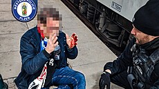 Opilý fotbalový fanou�ek z N�mecka spadl na nástupi�ti a bouchl se do hlavy,...