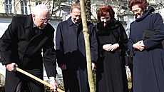 Prezidenti �R a Slovenska Václav Klaus a Rudolf Schuster zasadili v zahrad�...