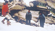 Záchraná�i u trosek letounu McDonnell Douglas DC-10