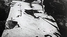 Utr�ené sm�rové kormidlo letounu s jasn� �itelnou imatrikulací YU-ANA.