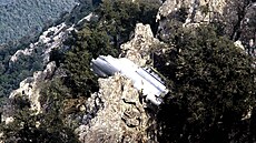 �ást trupu letounu McDonnell Douglas z letu 1308 zaklín�ná mezi skálami na...