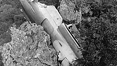 �ást trupu letounu McDonnell Douglas z letu 1308 zaklín�ná mezi skálami na...