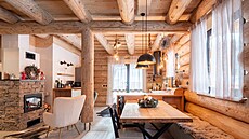 Hlavní obytný p�ízemní prostor tvo�í kuchy�ka s jídelním stolem v útulném míst�...