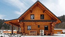 Od dodavatele srubu investorka cht�la jen hrubou srubovou konstrukci v�etn�...