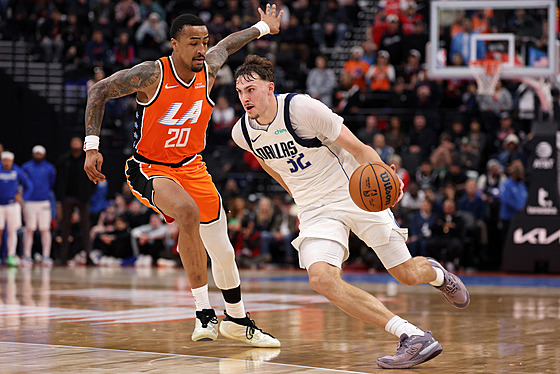 Cooper Flagg z Dallasu a John Collins z Los Angeles Clippers.
