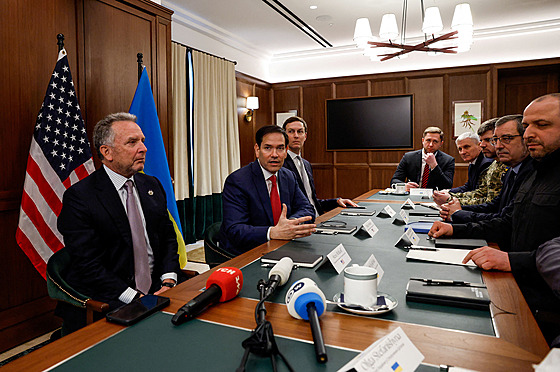 Tajemník ukrajinské Rady národní bezpe�nosti a obrany Rustem Umerov (vpravo...