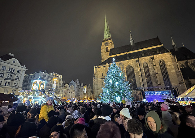 OBRAZEM: Rozsvícené stromečky i tramvaje. Do českých měst vtrhnul Advent