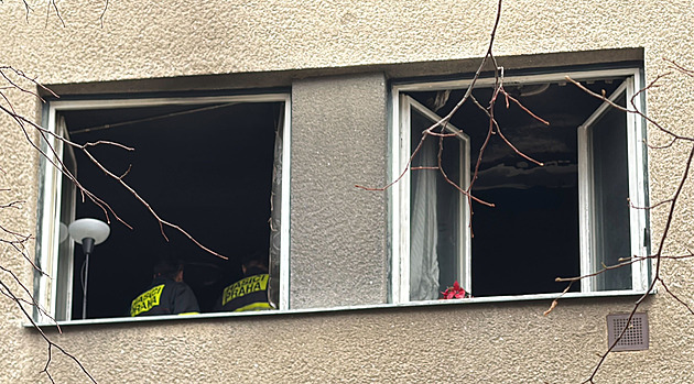 Při požáru kuchyňské linky na Spořilově zasahovali hasiči. Několik lidí evakuovali