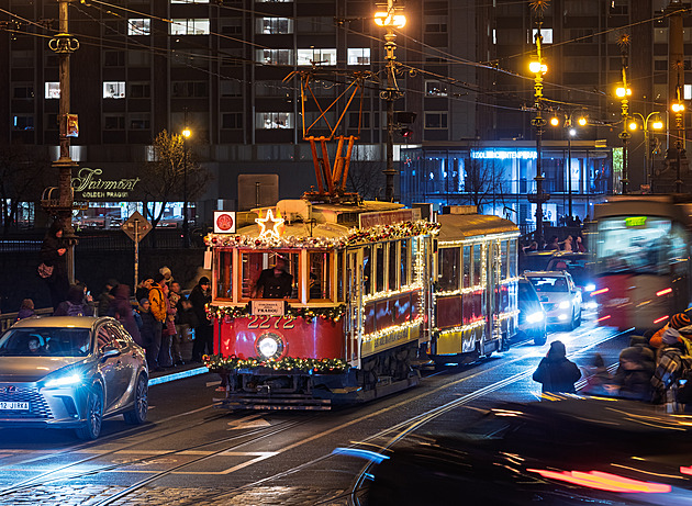 Koledy a světýlka v ulicích Prahy. Městem už křižují vánoční tramvaje i autobusy