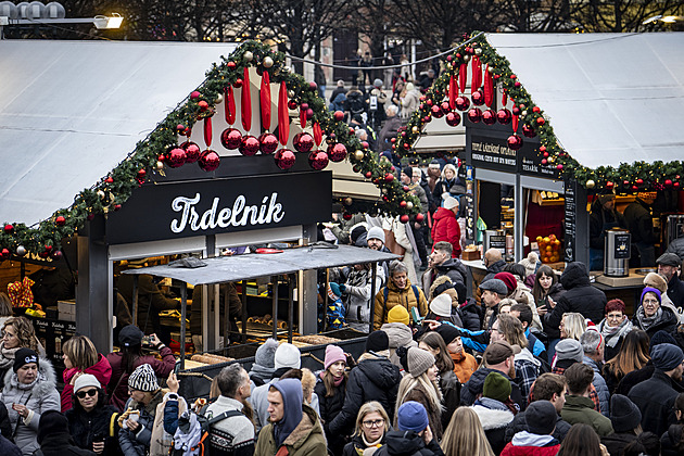 V centru Prahy začaly vánoční trhy. O polovinu levnější jak u nás, líbí se Norům