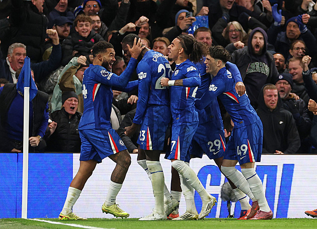 Oslabená Chelsea urvala s Arsenalem bod. West Ham padl s Liverpoolem