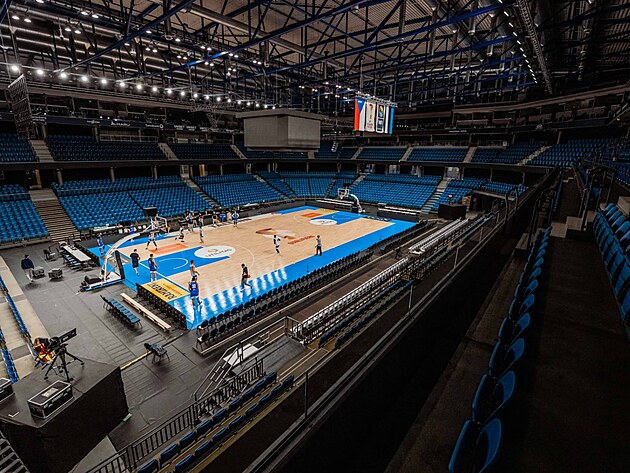 Pohled do haly, v n� �e�t� basketbalist� odehraj� utk�n� kvalifikace...