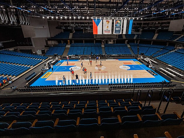 Pohled do haly, v n� �e�t� basketbalist� odehraj� utk�n� kvalifikace...