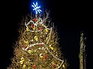 Na Nov�m Hr�dku rozsv�tili netradi�n� v�no�n� strom - mod��n. (30. listopadu...