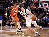 Cooper Flagg z Dallasu a John Collins z Los Angeles Clippers.