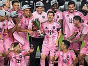 Kapitán Interu Miami Lionel Messi s trofejí pro vítzný týmy Východní...